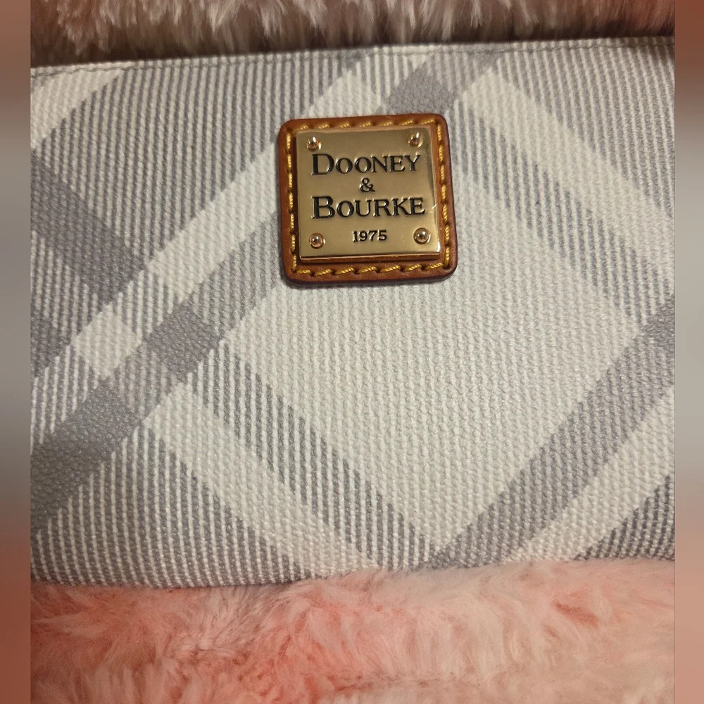 BNWT Dooney & Bourke WHITE/GRAY Plaid Zip-Around Wallet/WRISTLET - Picture 2 of 7